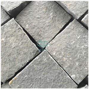 Черна гранитна алея